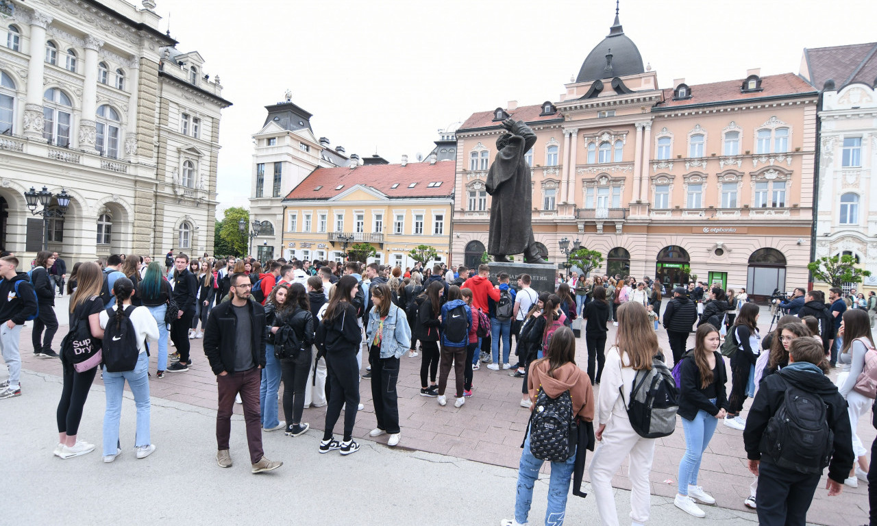 Građani Novog Sada ODALI POŠTU žrtvama MASAKRA u Beogradu