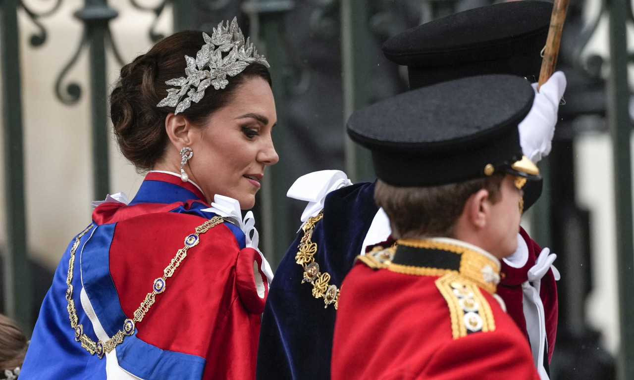 Sve su DAME BLISTALE NA ceremoniji krunisanja Čarlsa III,  ali - JEDNA JE KEJT