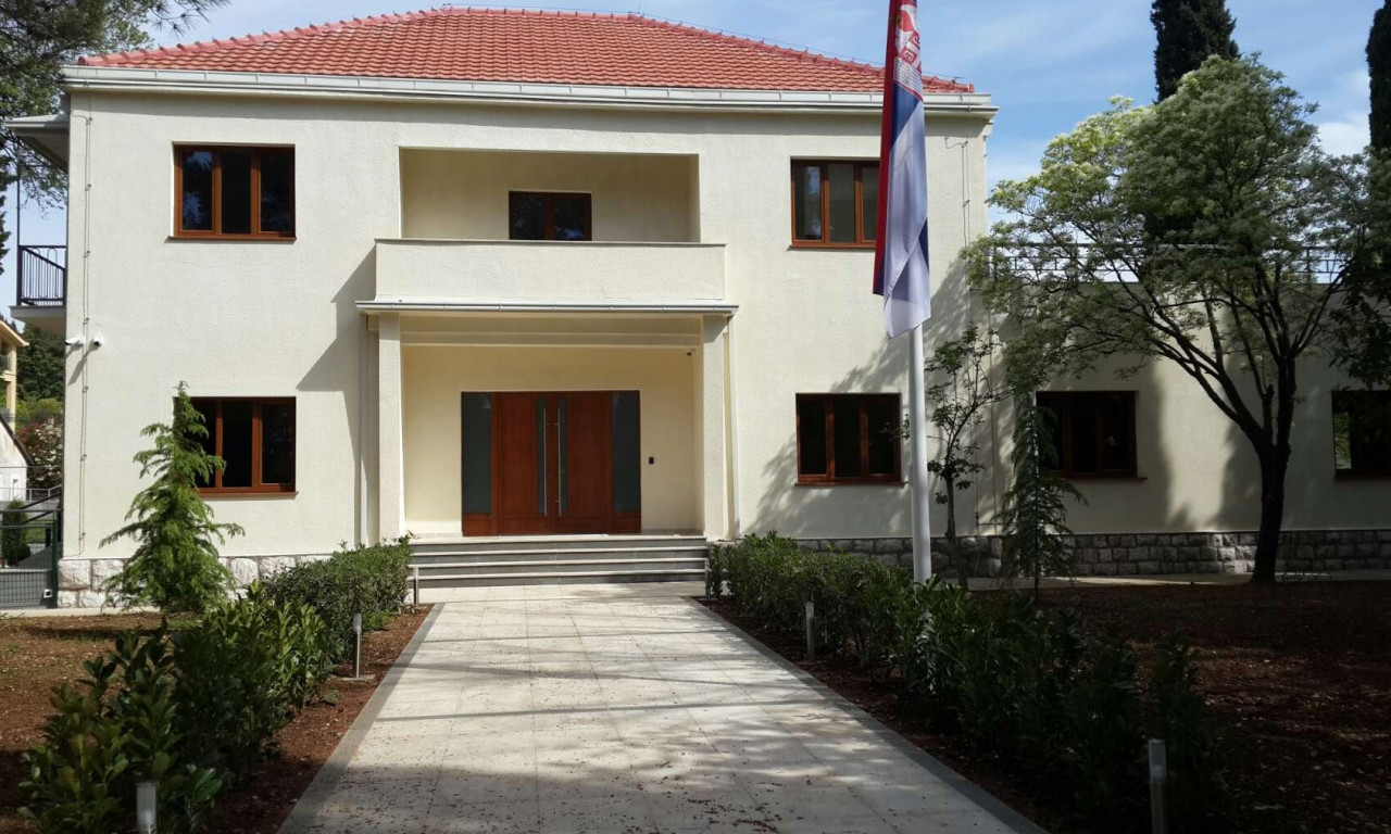 BRATSKA Crna Gora TUGUJE sa nama: Veliki broj GRAĐANA upisao se u KNJIGU ŽALOSTI u Ambasadi Srbije