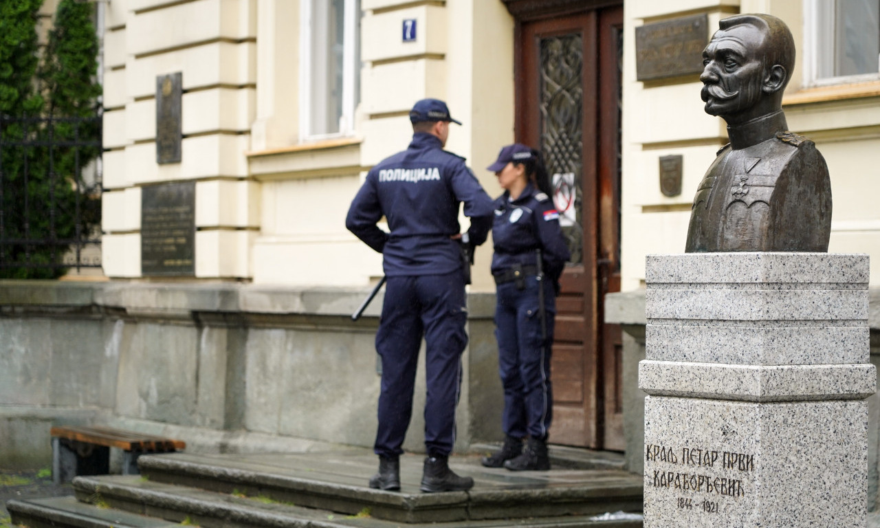 BEZBEDNOST NAŠIH ĐAKA: Koje su tačno NADLEŽNOSTI i zadaci ŠKOLSKOG POLICAJCA