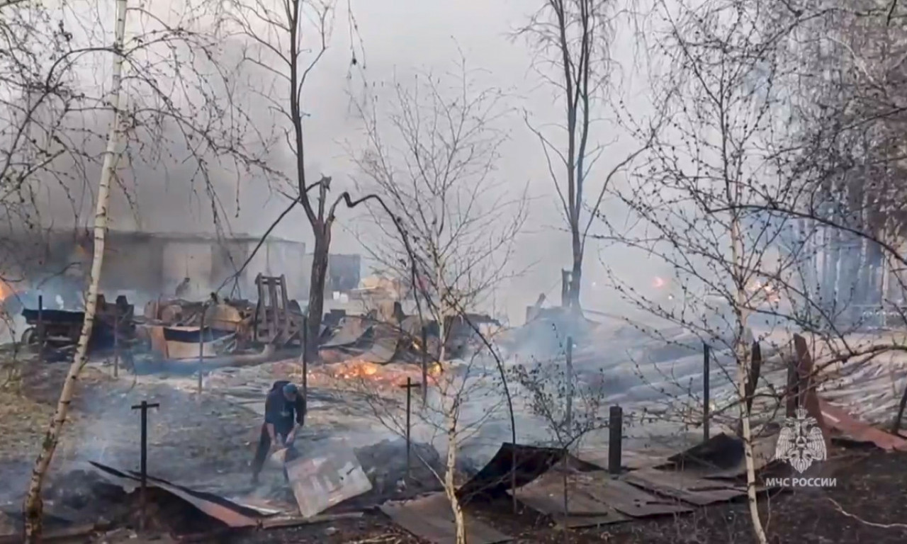 POGINULO 7, povređeno 14 osoba u POŽARU u RUSIJI: Vatrena stihija OPUSTOŠILA deo PLANINE Ural