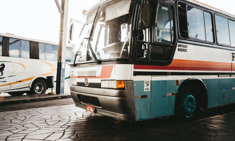 Snimak koji je UZNEMIRIO REGION: Pogledajte šta radi vozač za volanom PUNOG AUTOBUSA