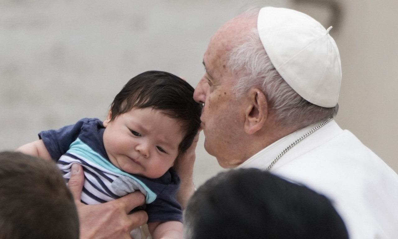 U Italiji PADA NATALITET, oglasio se i PAPA: Ovde samo bogati mogu da PRIUŠTE DA IMAJU DECU