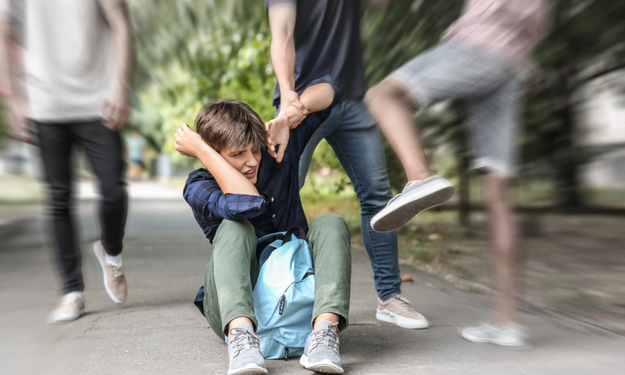 NOVI SLUČAJ VRŠNJAČKOG NASILJA! Tinejdžer (16) pretukao dvojicu maloletnika u Beogradu, evo u kakvom su stanju