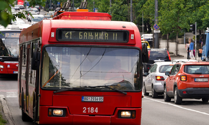 KOLAPS U CENTRU BEOGRADA: Trola udarila u semafor, ne saobraćaju ka Studentskom trgu! (FOTO)