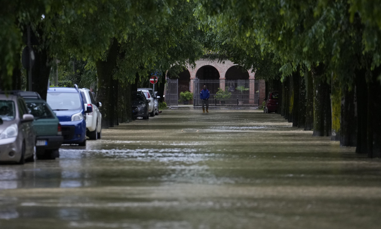 Snažno NEVREME napravilo HAOS u Vojvodini: Oborena STABLA po putu, POŽAR zbog udara GROMA