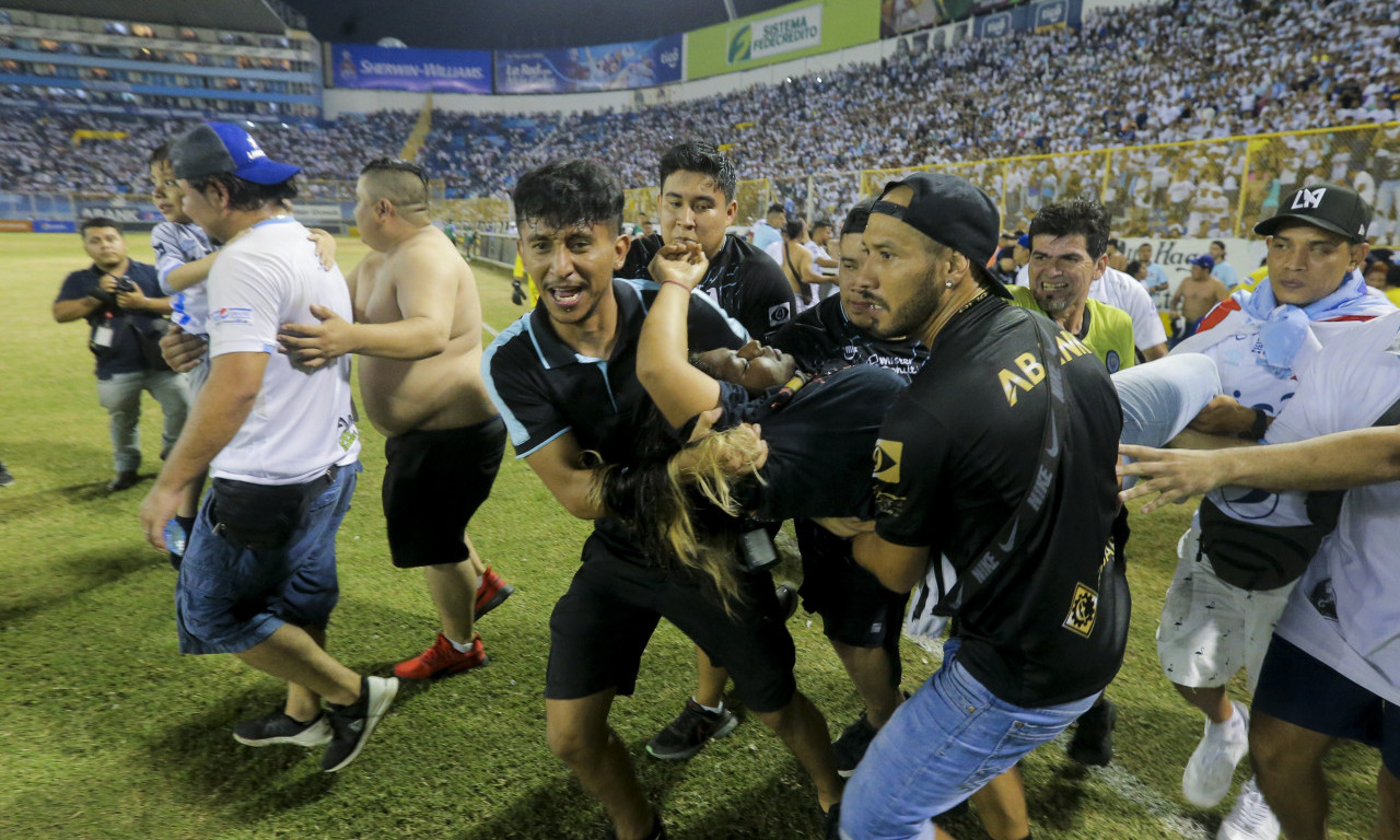 Najmanje 12 mrtvih u STAMPEDU na stadionu: Navijači probili KAPIJU