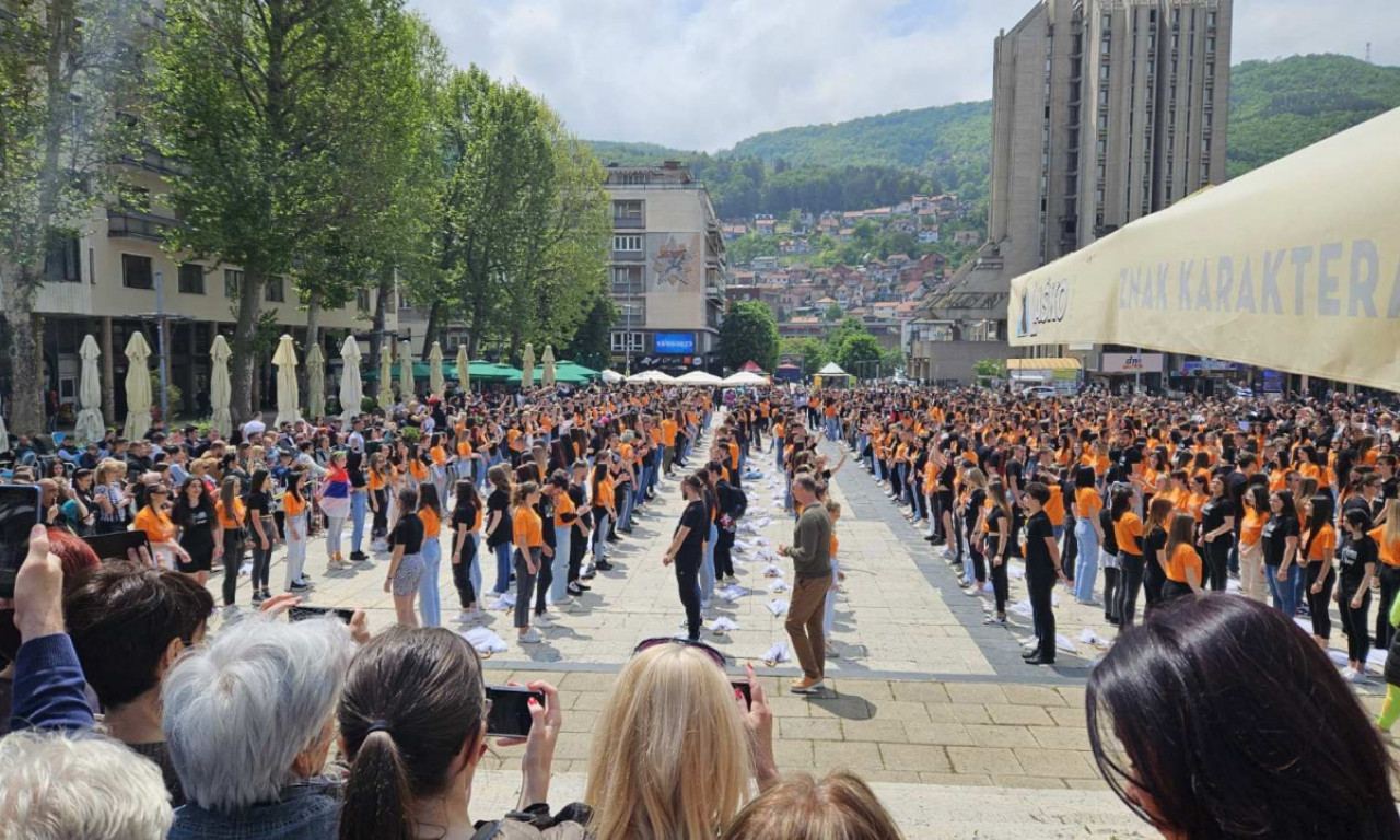 Beli KIŠOBRANI i letnji PLES u Užicu: Maturanti na DIRLJIV NAČIN obeležili ZAVRŠETAK srednje škole