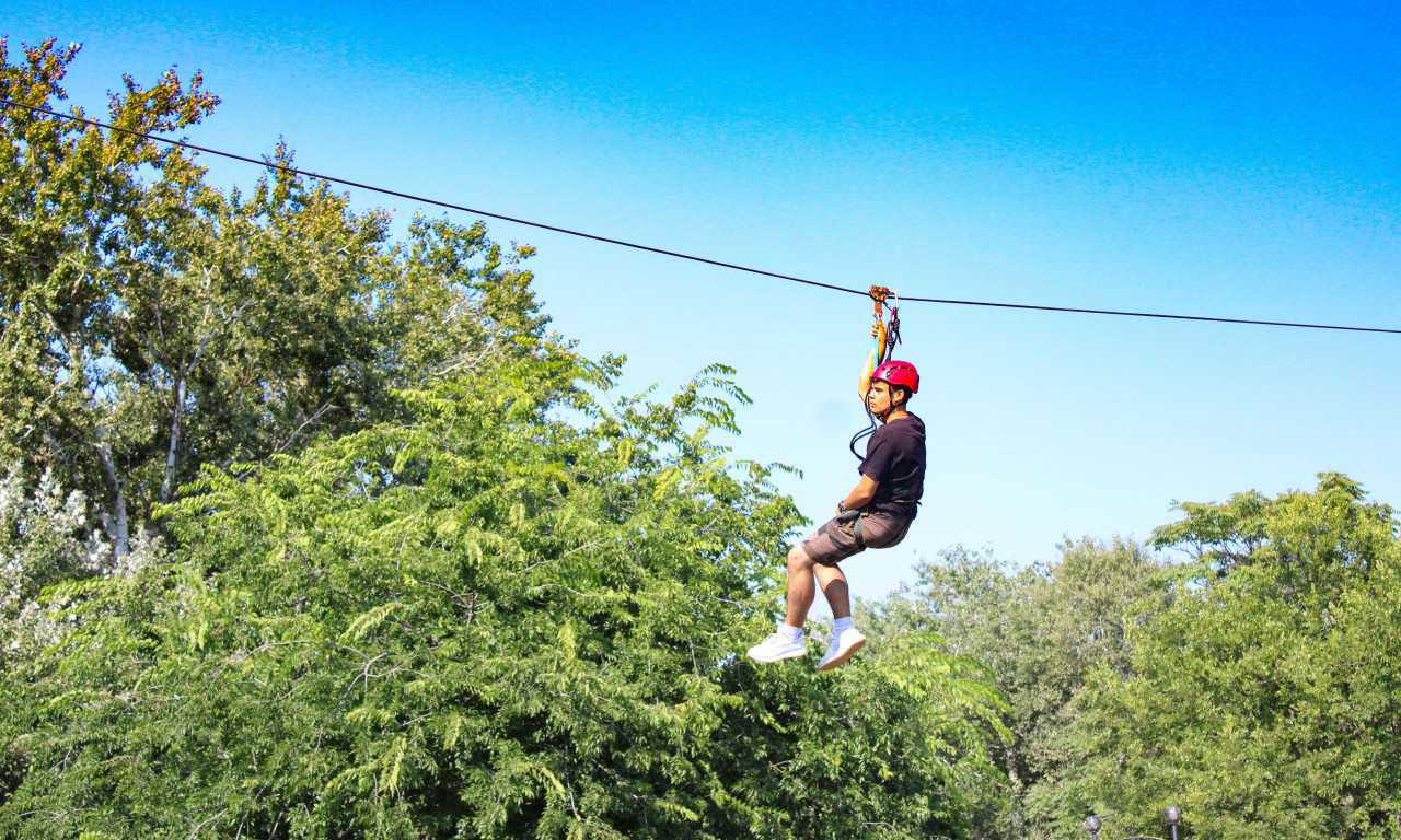 Pukla SAJLA na ZIP LINE: Dečak pao sa visine od 8 METARA na ŠKOLSKOM IZLETU