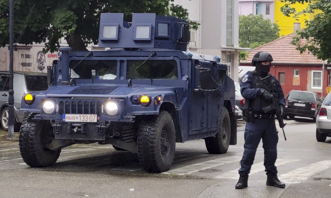 SPECIJALCI KURTIJEVE POLICIJE NASILNO UPALI U KBC Kosovska Mitrovica, SVE PRETRESAJU, lekari i pacijenti U STRAHU