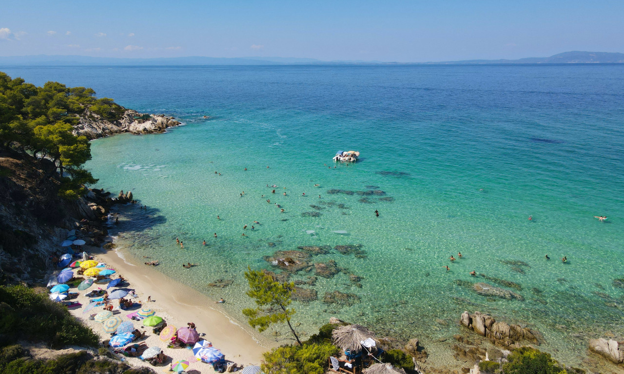 Oglasio se otac devojčice (13) koju je na plaži na Halkidikiju ubio grom: Zbog jedne odluke se kaje