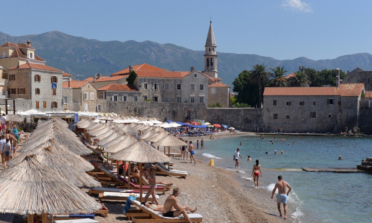 Sezona još NIJE POČELA, a PLAŽE u Crnoj Gori su PUNE  KUPAČA