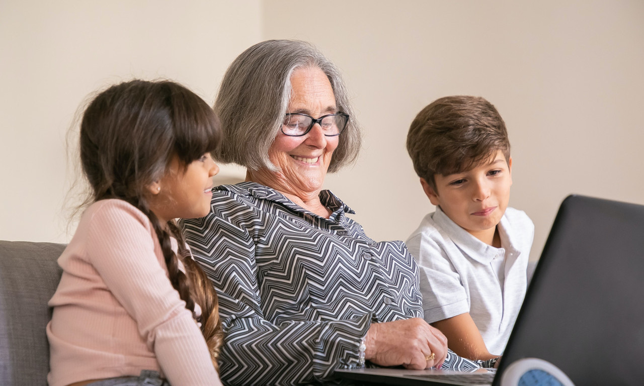 SENIORI SAJBERI: Digitalna ekspedicija u 10 GRADOVA i OPŠTINA u Srbiji za PENZIONERE