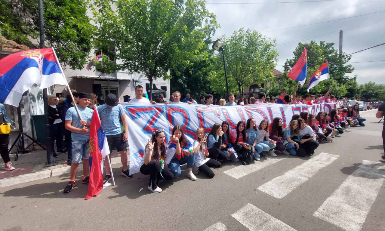 Maturanti u ZVEČANU simbolično proslavili MALU MATURU