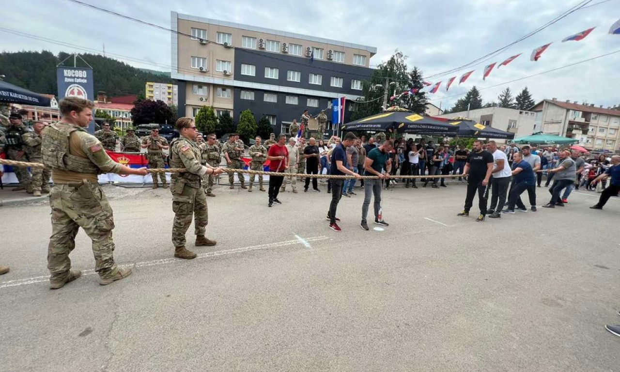 Pogledajte kako su SRBI I PRIPADNICI KFORA u Leposaviću ODMERILI SNAGE u - nadvlačenju konopca