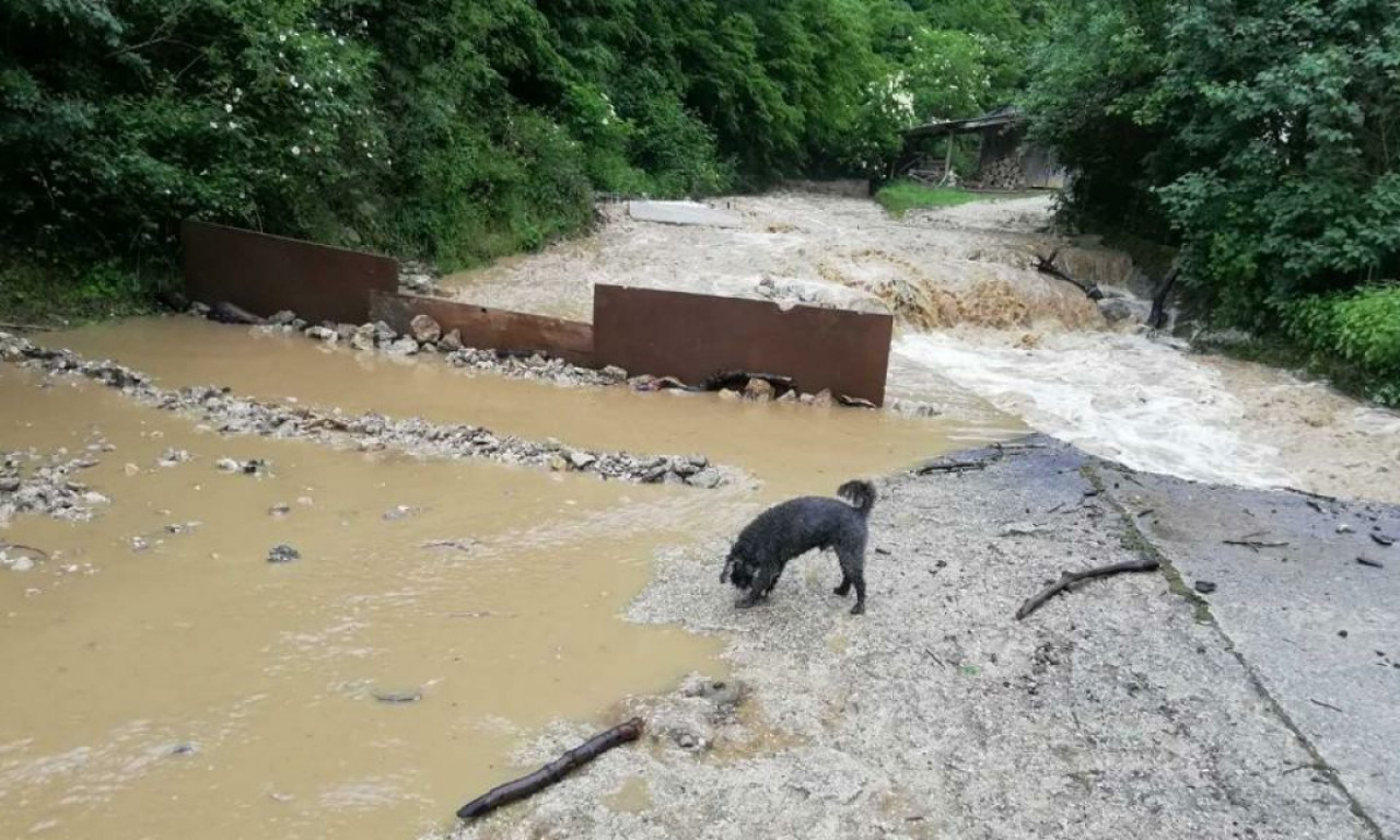 Vanredna situacija u LUČANIMA: Zbog NEVREMENA meštani ODSEČENI od sveta, POPLAVLJENI putevi i OŠTEĆENA 4 mosta