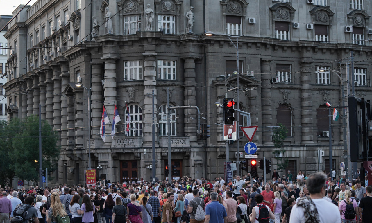 UČESNICI PROTESTA "Srbija protiv nasilja" napravili PRSTEN oko VLADE SRBIJE: Zatvoren SAOBRAĆAJ