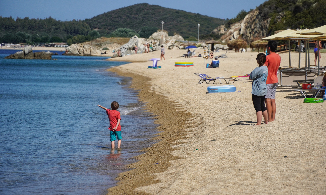 UŽAS NA SITONIJI: Srpski turista  (48) PREMINUO NA PLAŽI, doživeo srčani udar DOK SE IGRAO SA PORODICOM