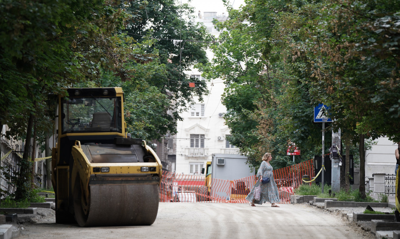 Novi TROTOAR, IVIČNJACI, PARKING MESTA: Potpuno rekonstruisana PRIZRENSKA ULICA biće puštena u SAOBRAĆAJ 15. oktobra