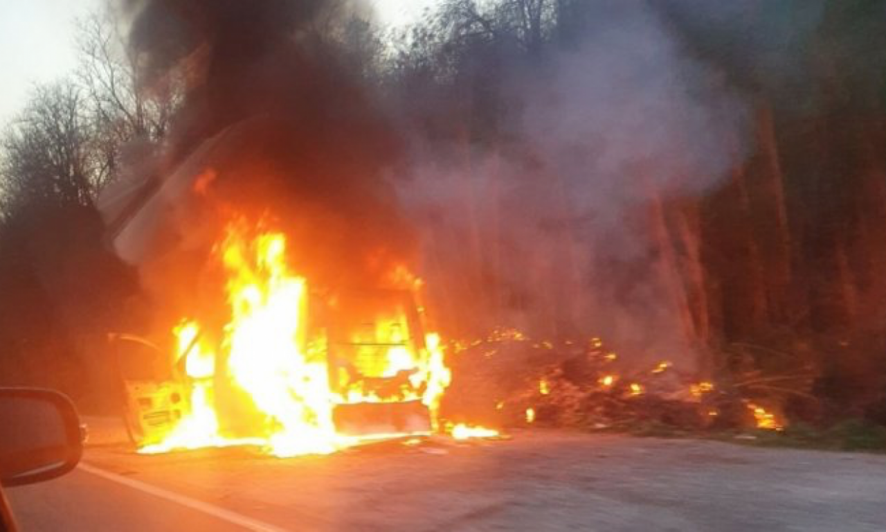 POŽAR NA MAGISTRALI kod Nove Varoši: Zapalio se ŠLEPER, na lice mesta stigli VATROGASCI