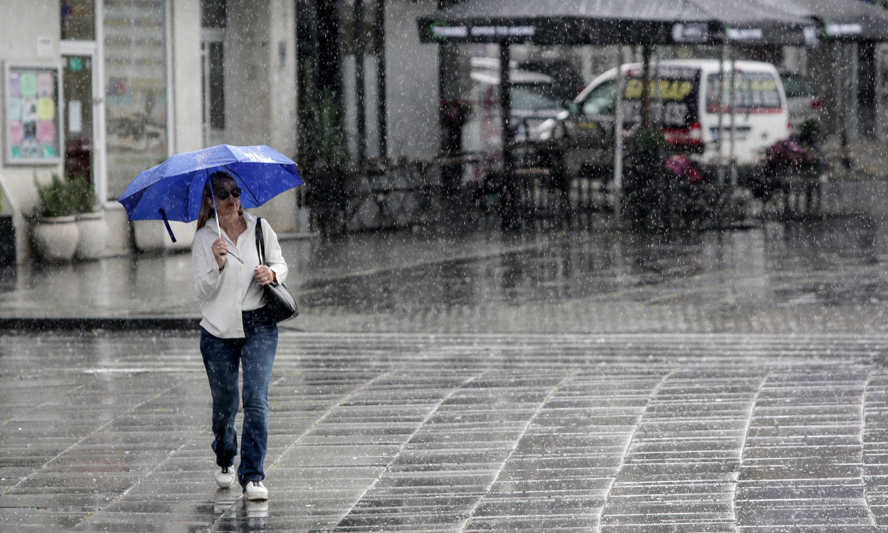 Počelo NEVREME: Bujice na ulicama SUBOTICE, automobili jedva prolaze kroz VODU