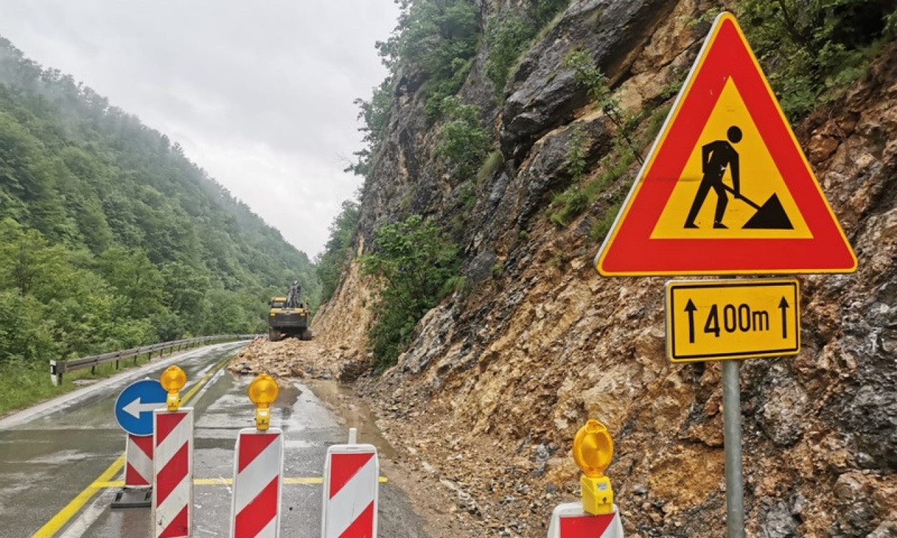 AMSS UPOZORAVA: Zbog odrona zemlje i kamenja vozačima se savetuje dodatna opreznost!