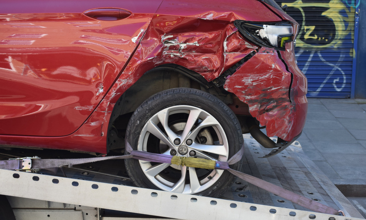 TEŠKA NESREĆA NA PUTU KUZMIN - SREMSKA RAČA Automobili smrskani, vatrogasci izvačili povređene