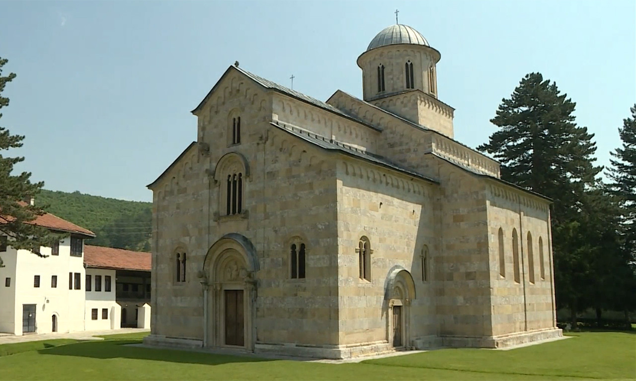 Visoki Dečani su ŽIVI SVEDOK istorije i JEDINI crkveni objekat na KiM koji i dalje ČUVAJU pripadnici KFOR-a