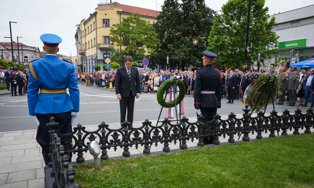 Gašić i Selaković POLOŽILI VENCE na Spomenik KOSOVSKIM junacima u Kruševcu