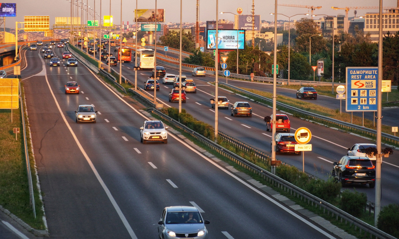 DOBRO DA JE JOŠ UVEK ŽIV: Prenosi frižider u rukama preko auto-puta u Beogradu (VIDEO)