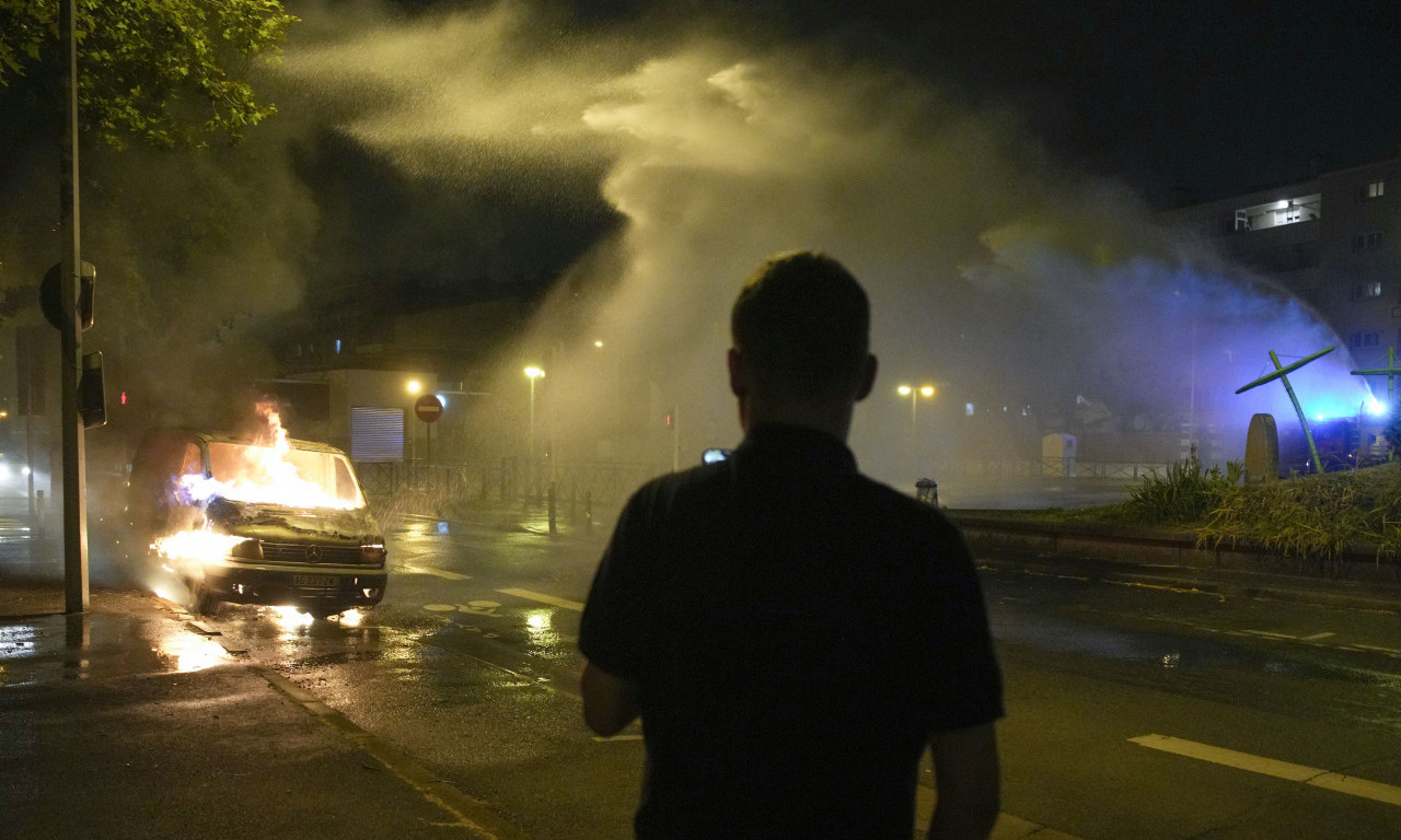 Demonstranti u Francuskoj NAPADAJU POLICIJSKE STANICE I kasarne Žandarmerije, UHAPŠENO SKORO 1000 LJUDI