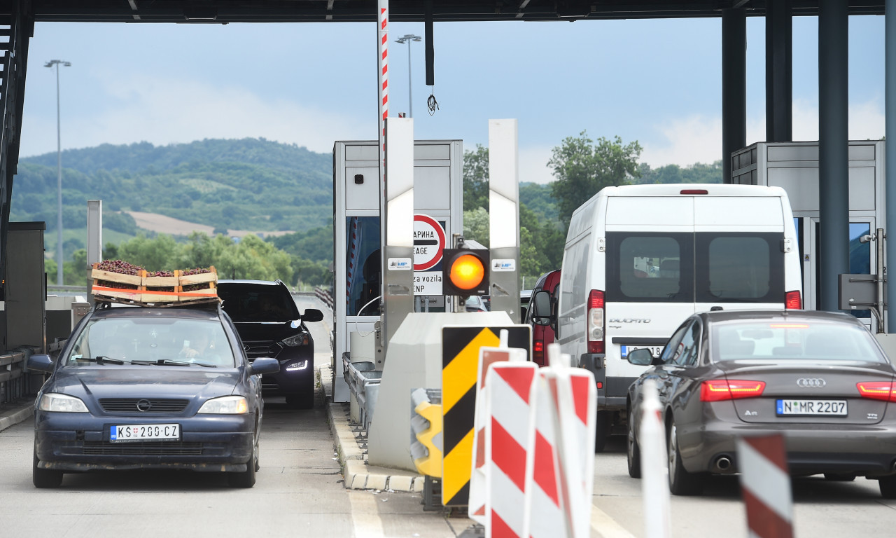 Velike GUŽVE na GRANIČNIM PRELAZIMA: Kolone su kilometarske, a ovde vozači čekaju i po dva sata (FOTO)