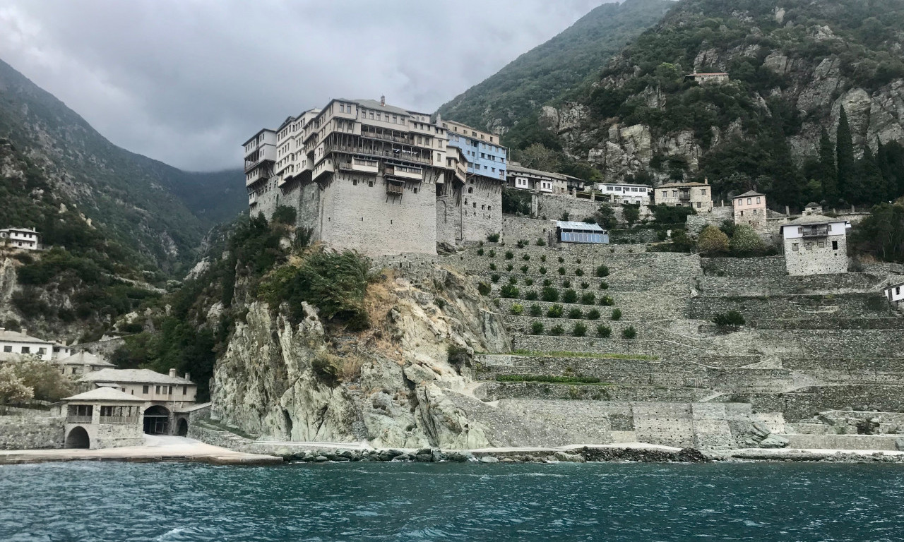 GORI SVETA GORA: Kanaderi na terenu, manastir nije UGROŽEN