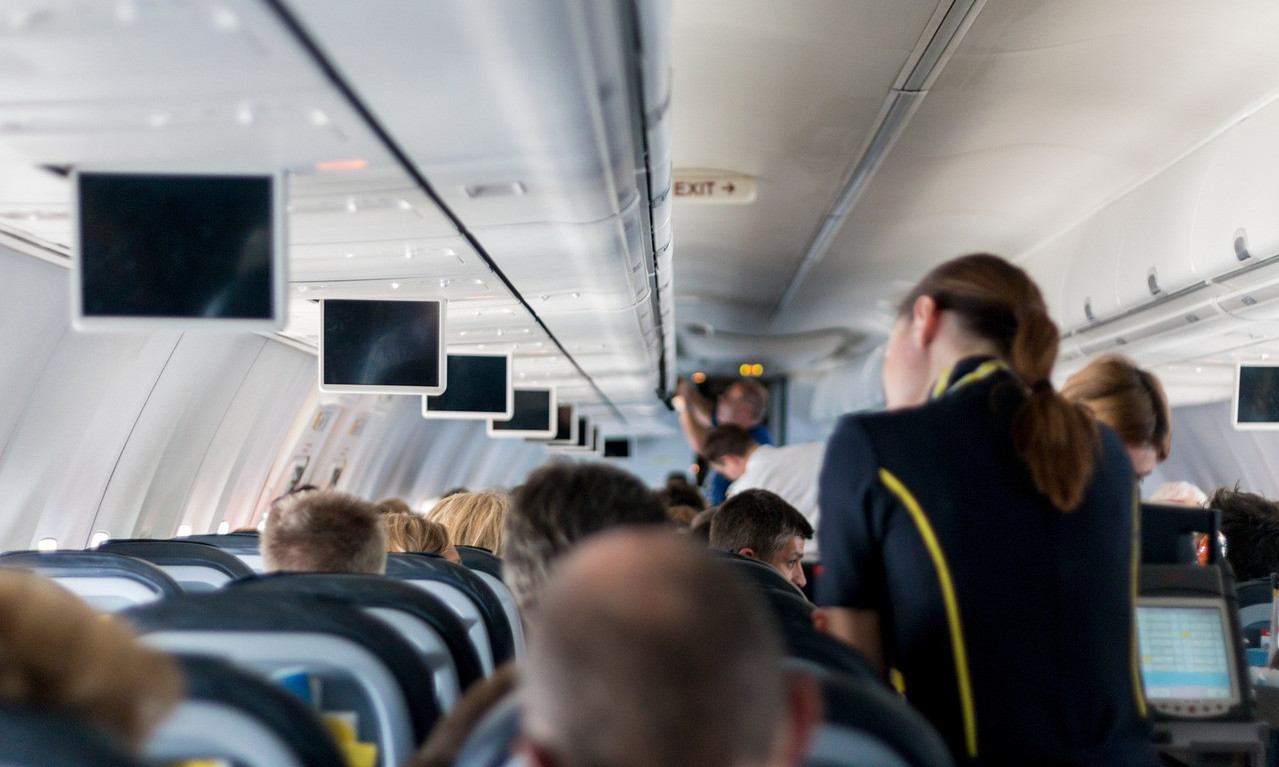 PANIKA MEĐU PUTNICIMA! Avion PROPAO tokom leta, ogroman broj POVREĐENIH