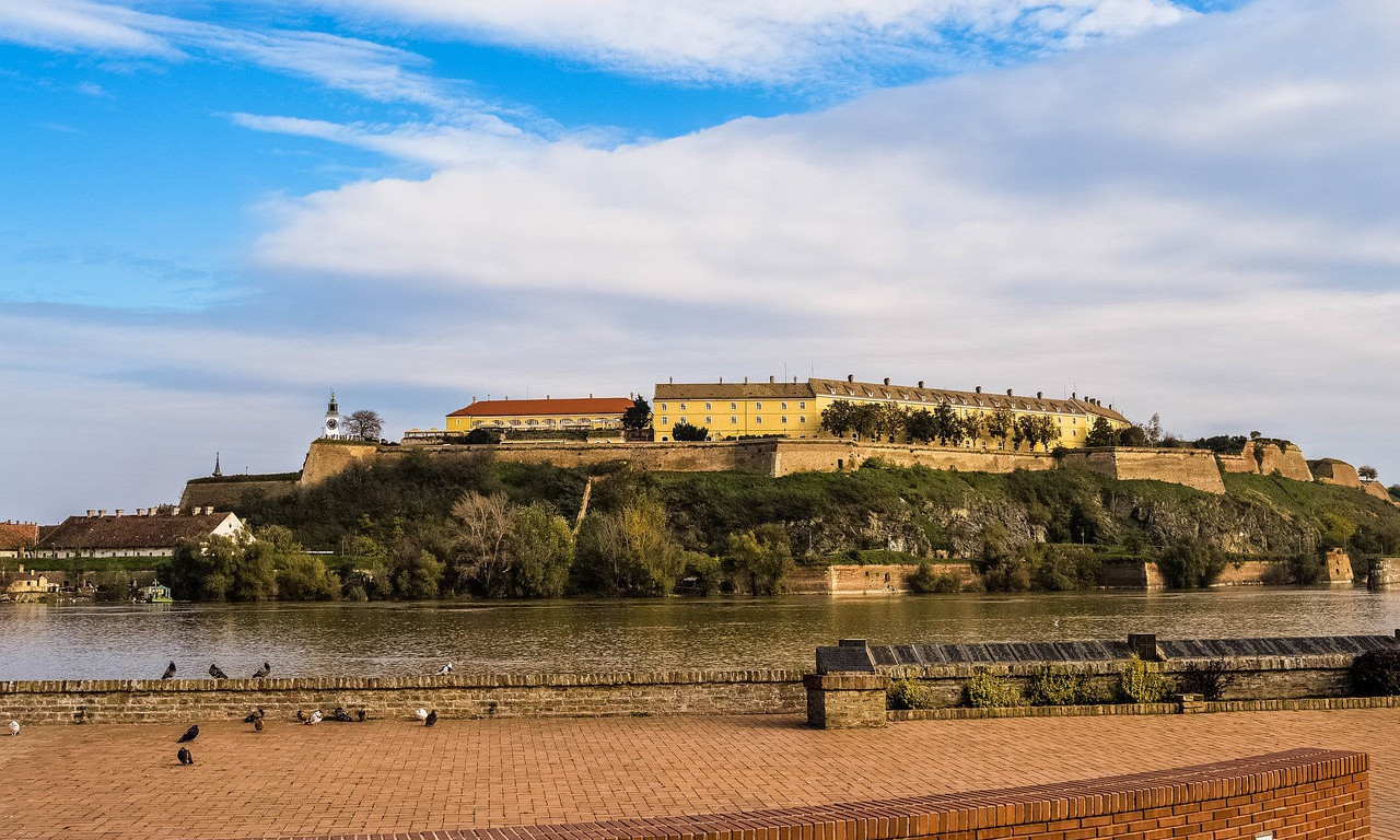 Teretna BARŽA UDARILA u stub mosta u NOVOM SADU