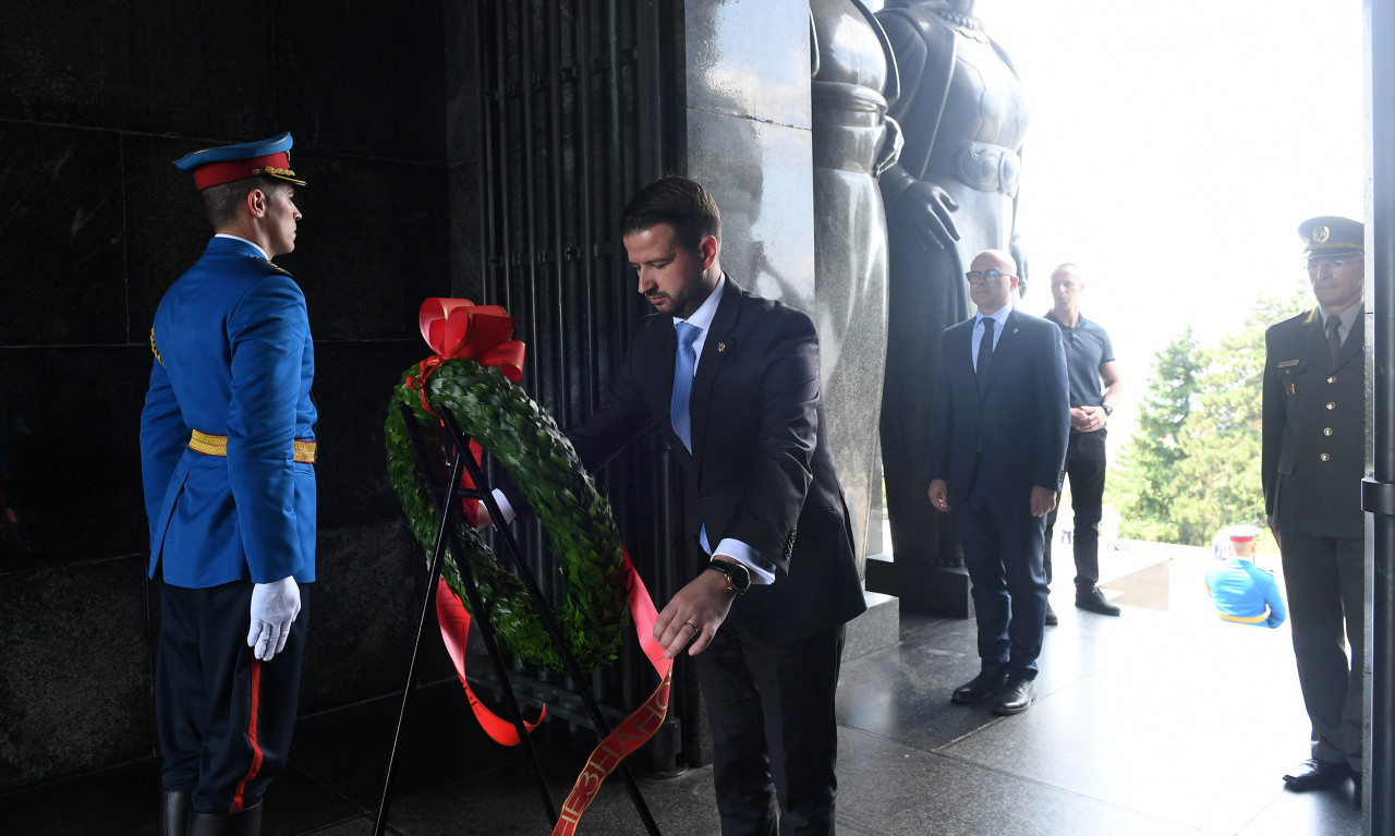 Milatović POLOŽIO VENAC na Spomenik neznanom junaku na Avali