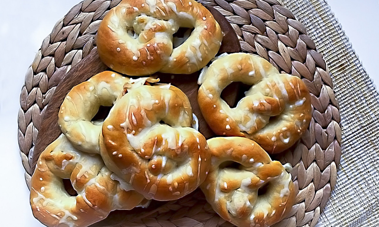 NAJBOLJI PEKARSKI TRIK Kako dobiti različite nijanse peciva i sjaj? Tajna je u ovome!