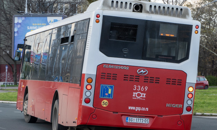 IZGOREO autobus GSP-a u Železniku: Ostala samo ŠKOLJKA