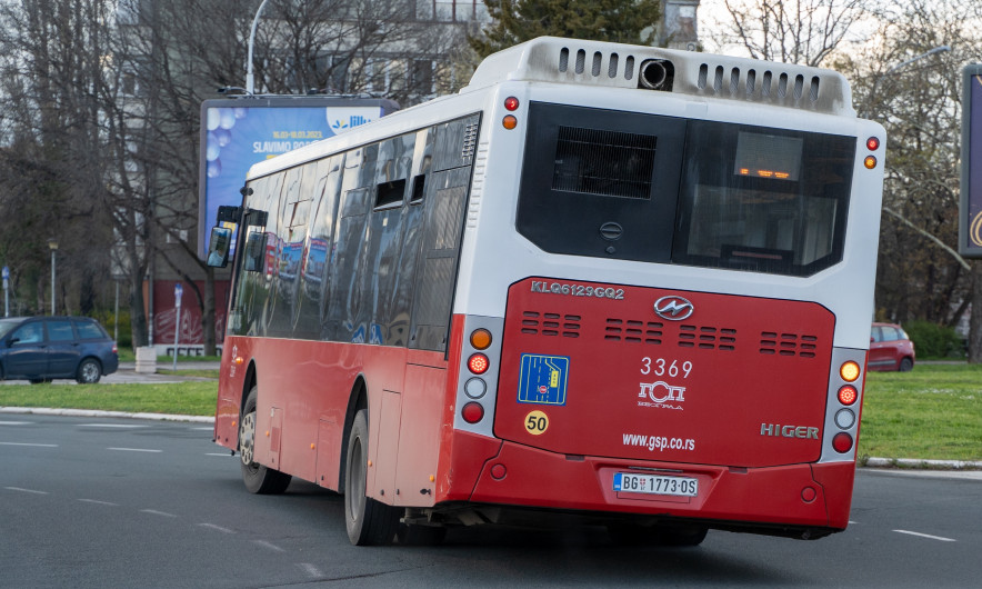 VOZAČ AUTOBUSA zadobio POVREDU UHA: Posvađali se, pa muškarac udario RUKOM U STAKLO