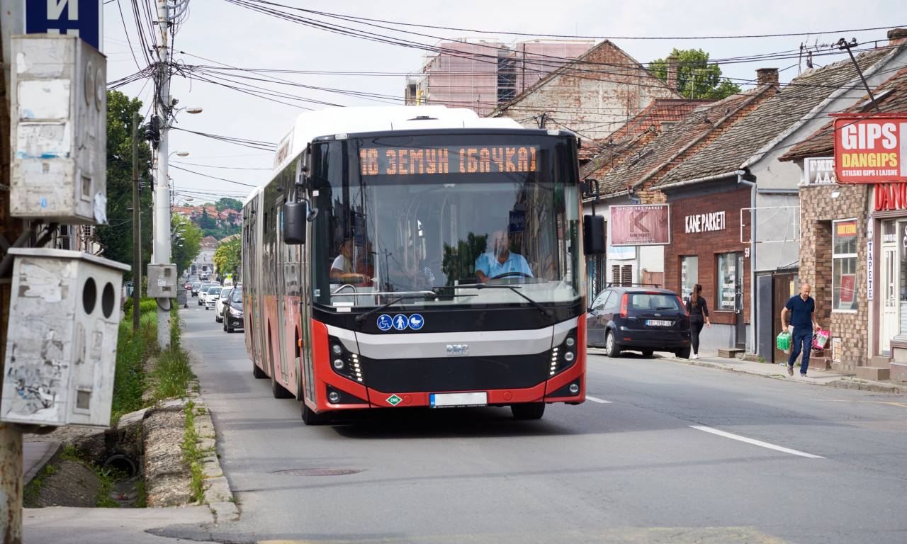 OVAJ ĆE UBITI NEKOGA USRED BEOGRADA: Vozač gradskog autobusa gleda seriju i upravlja vozilom (VIDEO)