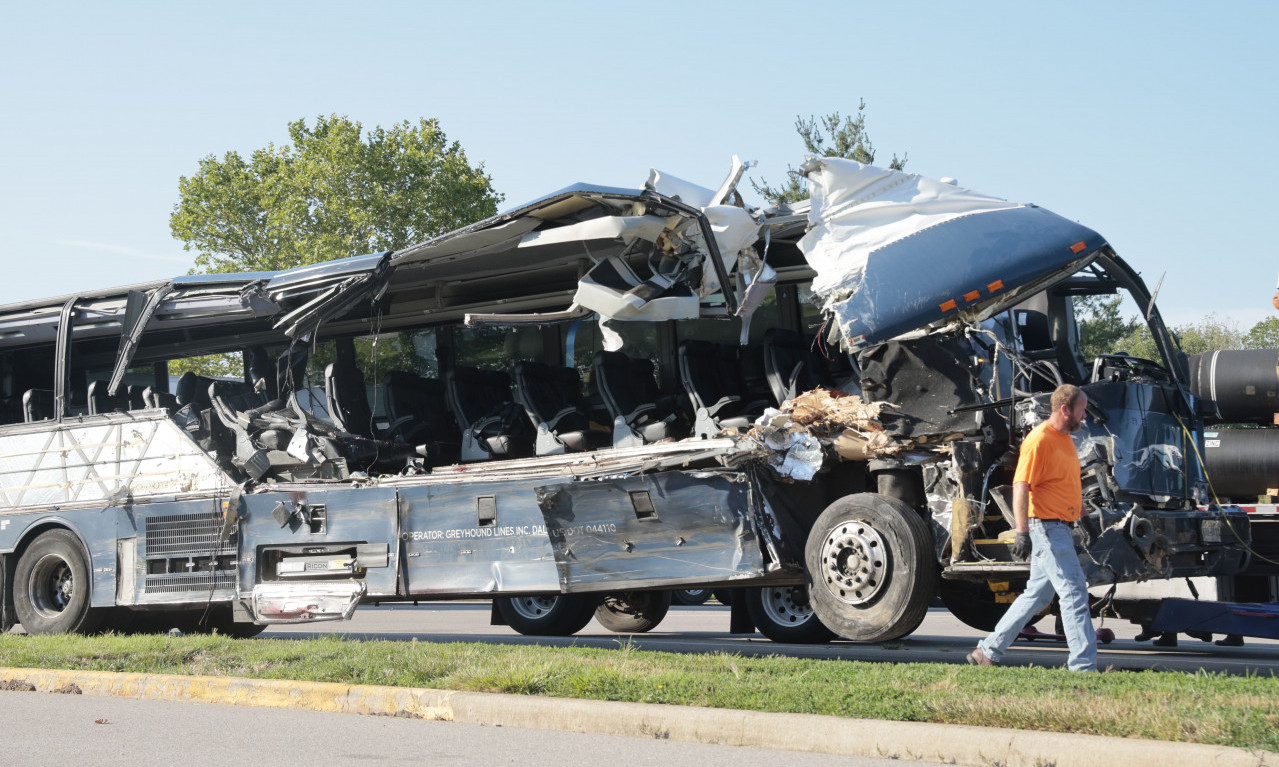 STRAVIČNA nesreća u SAD: Poginule 3 osobe, 14 povređeno u SUDARU autobusa i VIŠE VOZILA