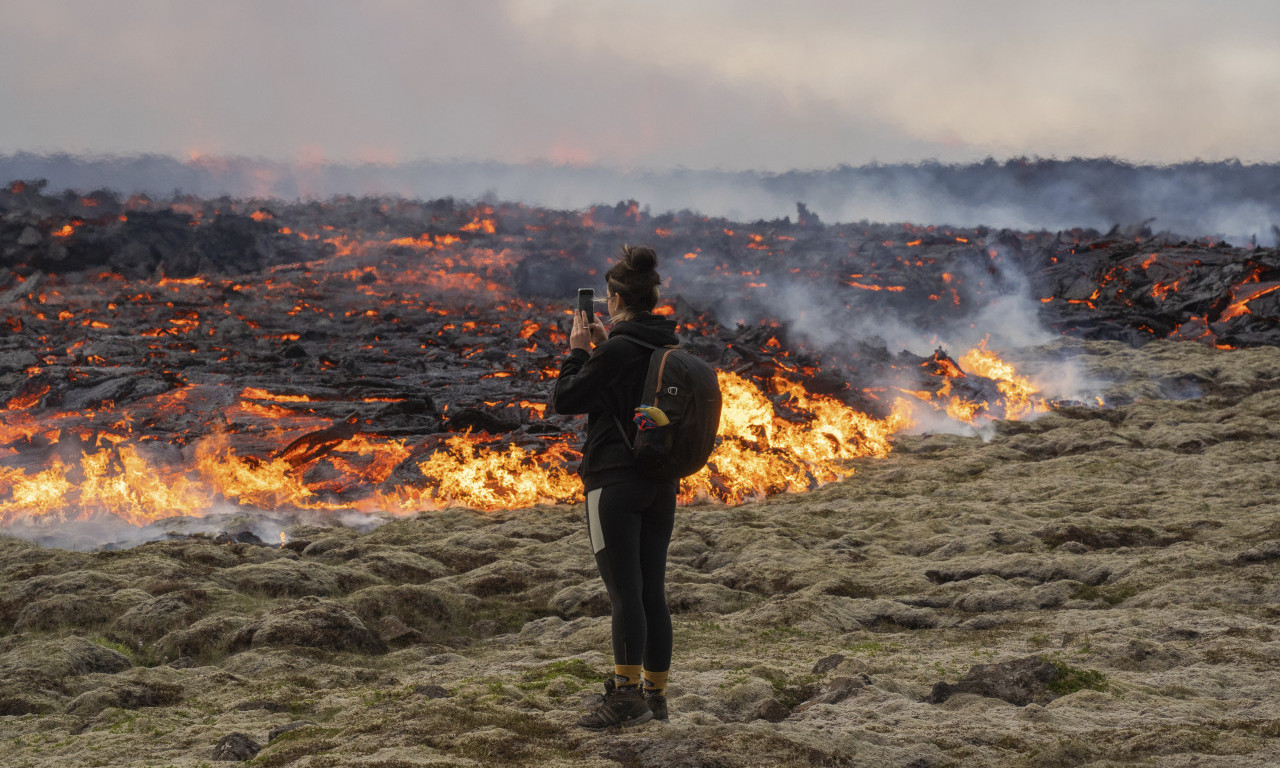 Uzbuđenje PO CENU ŽIVOTA: Turisti hrle da vide ERUPCIJU VULKANA UŽIVO uprkos opasnosti