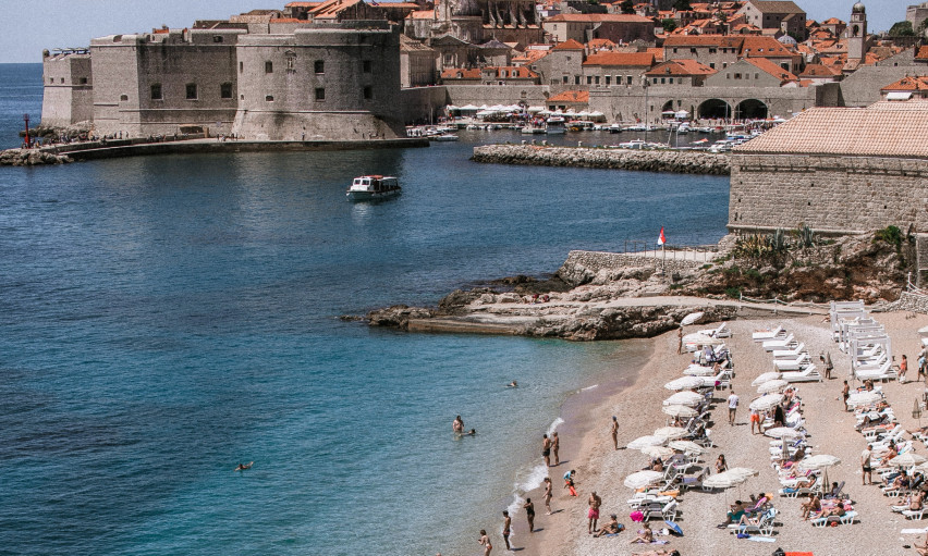 PREMINULA SRPKINJA u Baru! Pozlilo joj po izlasku iz vode na Kraljičinoj plaži, pored napora lekara nije joj bilo spasa