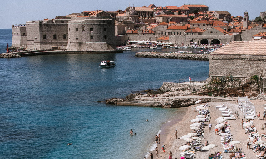 PREMINULA SRPKINJA u Baru! Pozlilo joj po izlasku iz vode na Kraljičinoj plaži, pored napora lekara nije joj bilo spasa