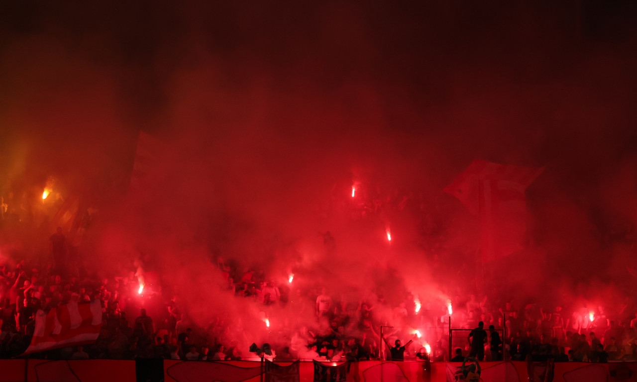 OPŠTI HAOS ISPRED ARENE: Grobari gađali Delije bakljama i topovskim udarima! (VIDEO)