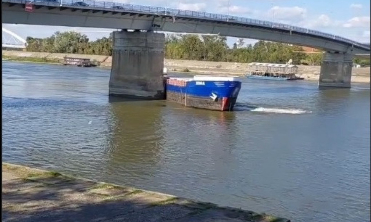 Pogledajte momenat kada BARŽA UDARA U STUB MOSTA u Novom Sadu, i to NE JEDNOM, VEĆ 2 PUTA