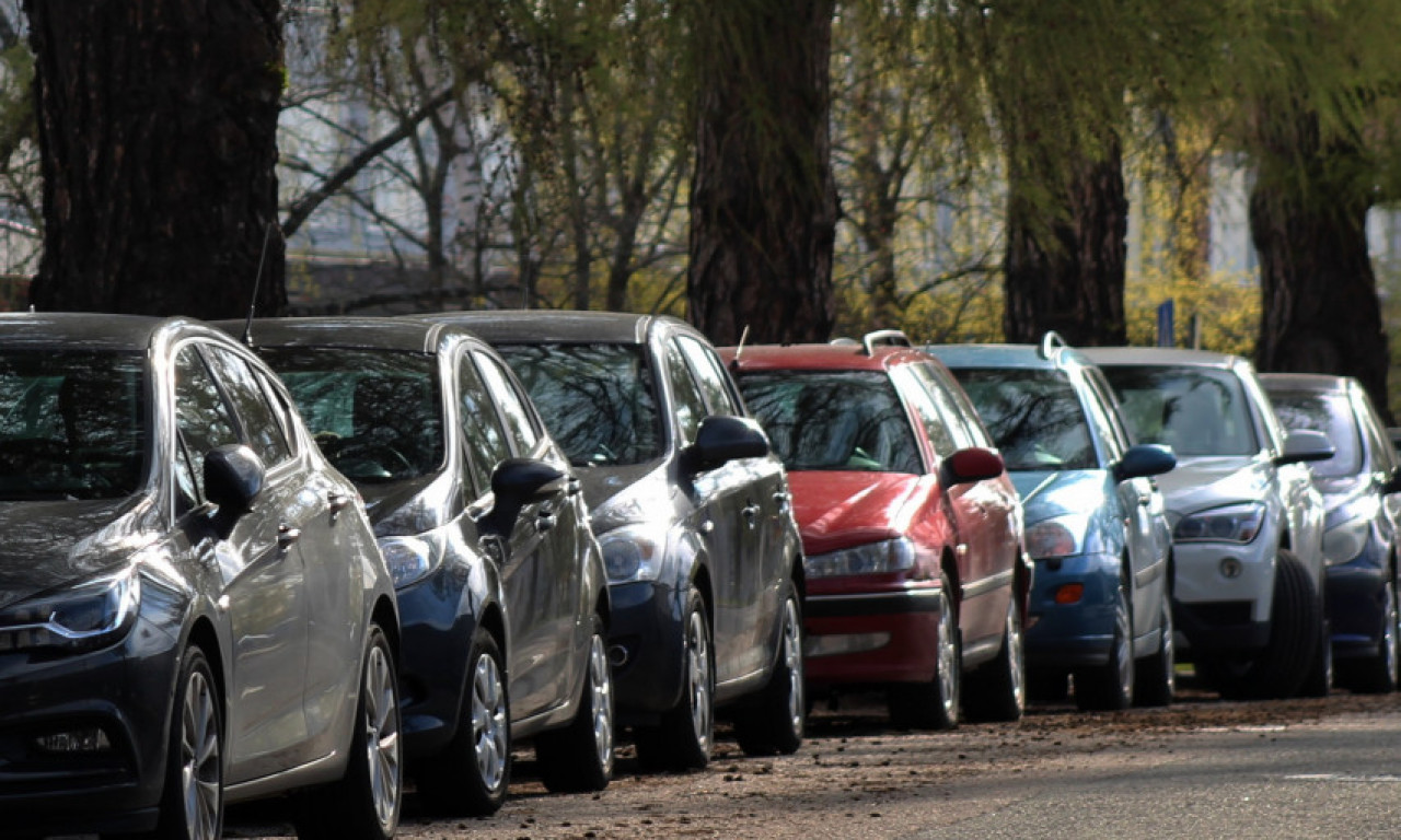 Jedan, dva, tri... Čak 4 PARKING MESTA, a SAMO jedno VOZILO: Da li je ovo NAJBAHATIJE parkiranje koje ste videli?