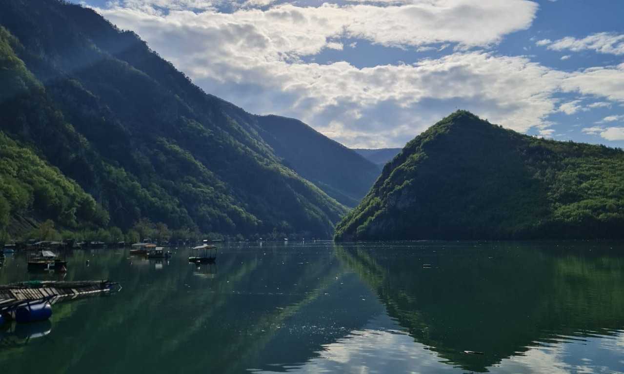 Smaragdno ZELENAA voda i KUĆICE koje PLUTAJU: Srpski Maldivi dobijaju svoju PLAŽU