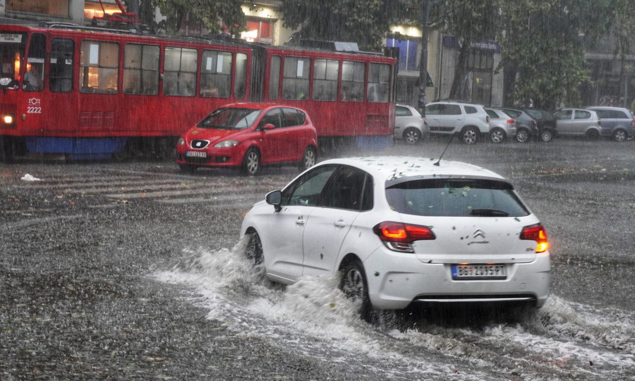 Oborena STABLA, jezero NASRED ulice: Zbog NEVREMENA u Beogradu KOMUNALNI SISTEM maksimalno ANGAŽOVAN