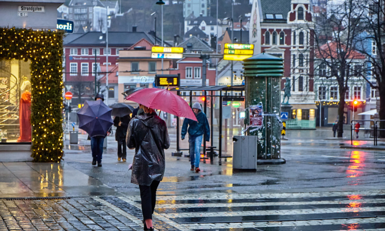 Jednom je kiša pala i NIKAD NIJE STALA: U "najmokrijem" gradu u Evropi, važnije je da imate KIŠOBRAN, NEGO DONJI VEŠ